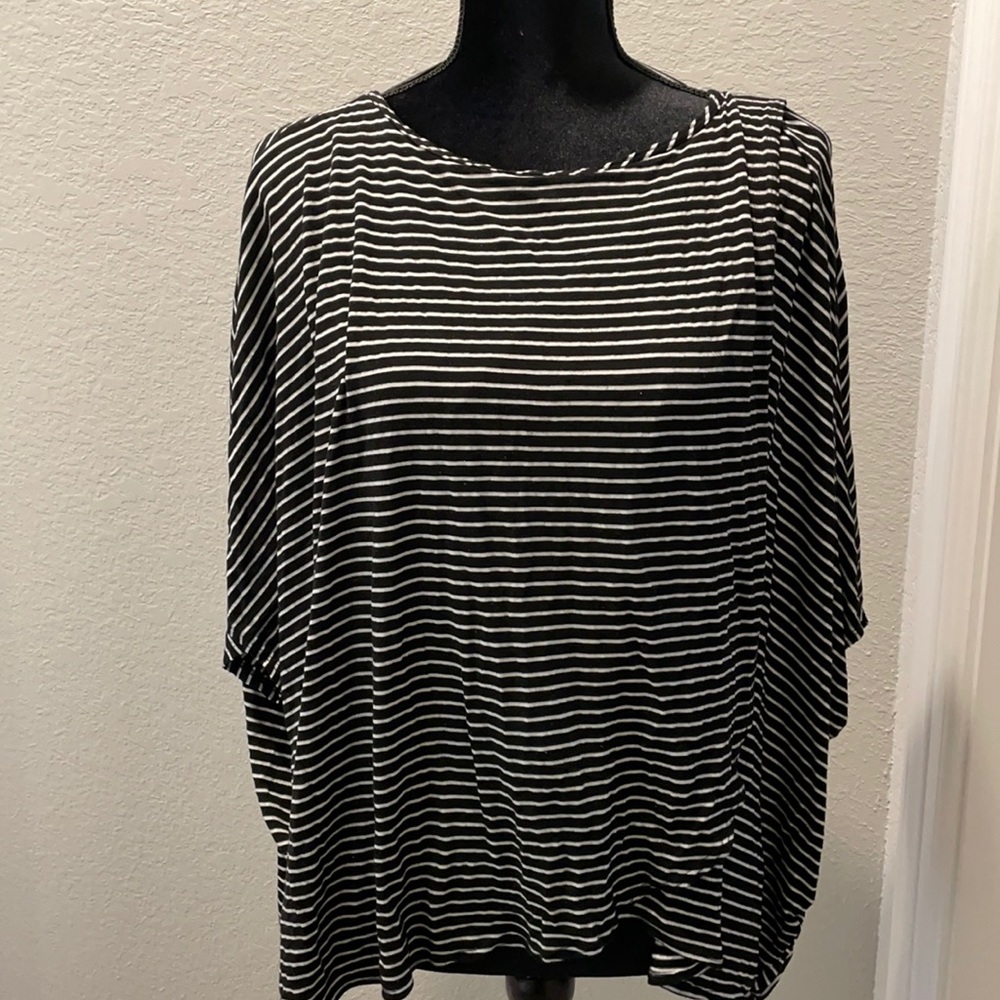 Bun Maternity: Black and white stripe maternity/nursing shirt, one size